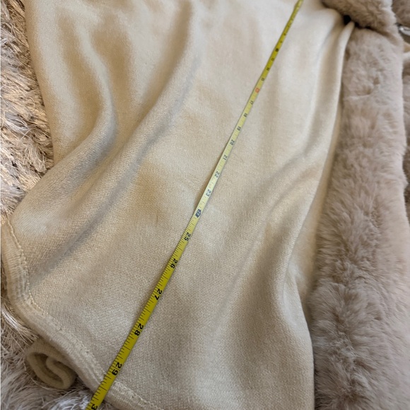 Elegant Cream Faux Fur Trim Cape - Picture 6 of 6
